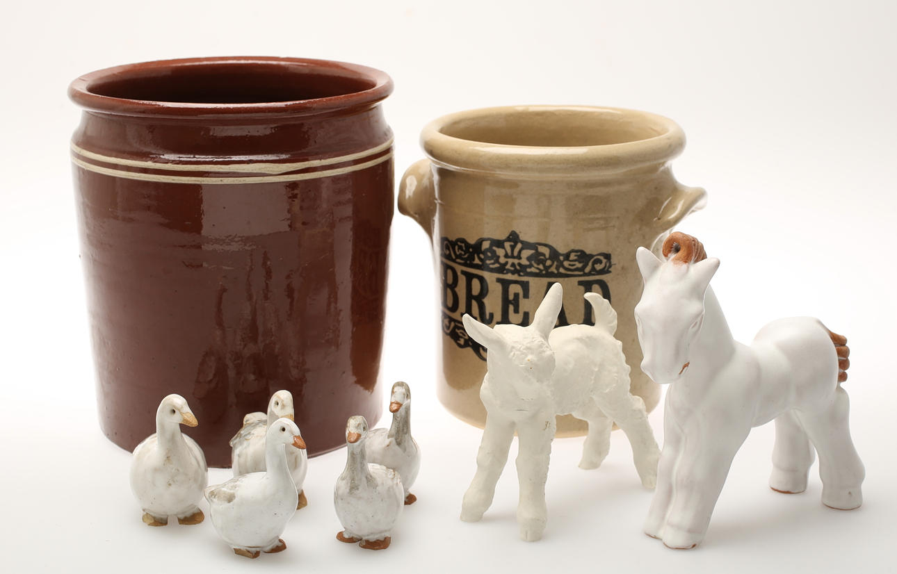 KRUKOR 2 st. FIGURINER 7 st. gäss, killing, häst.