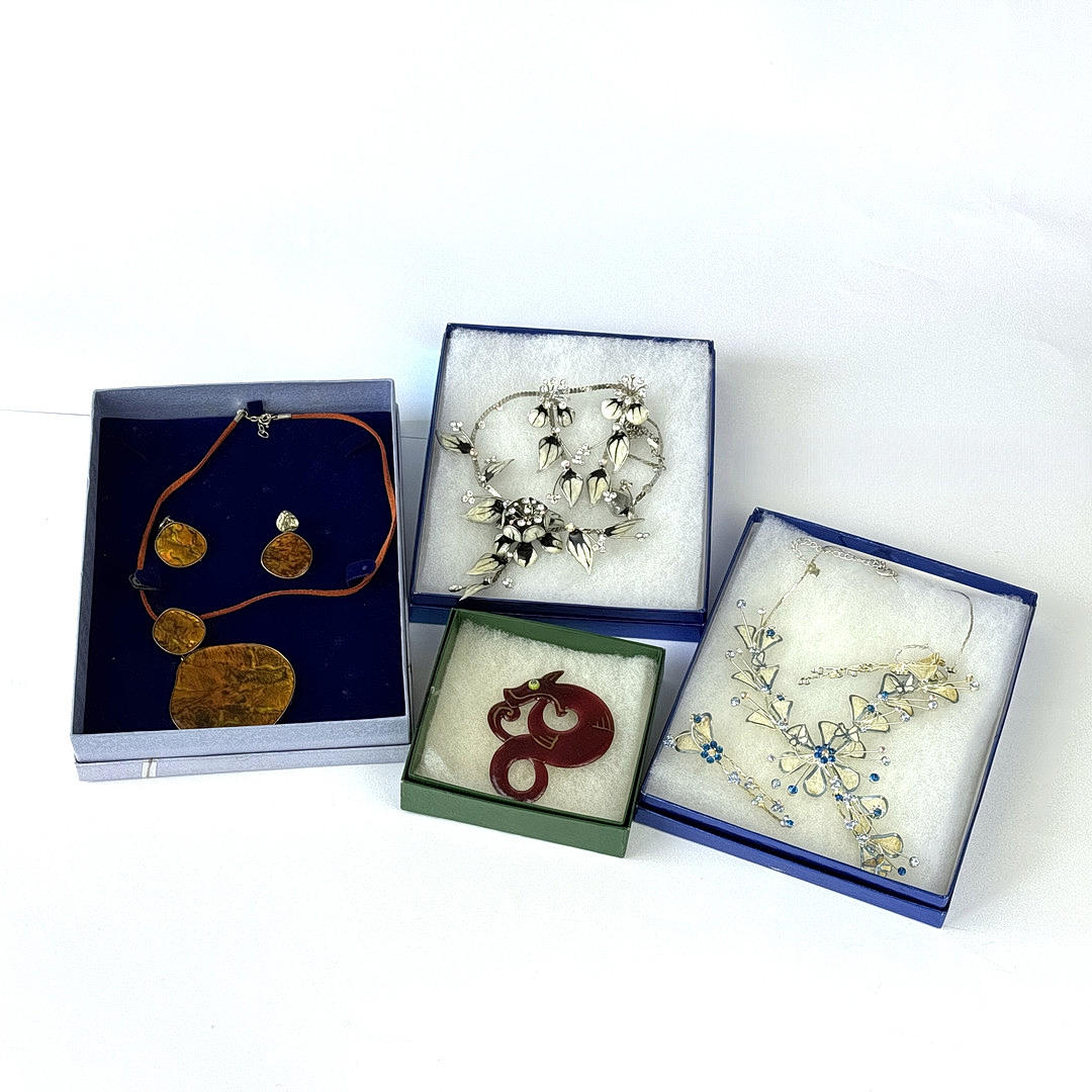 ASSORTED JEWELLERY.