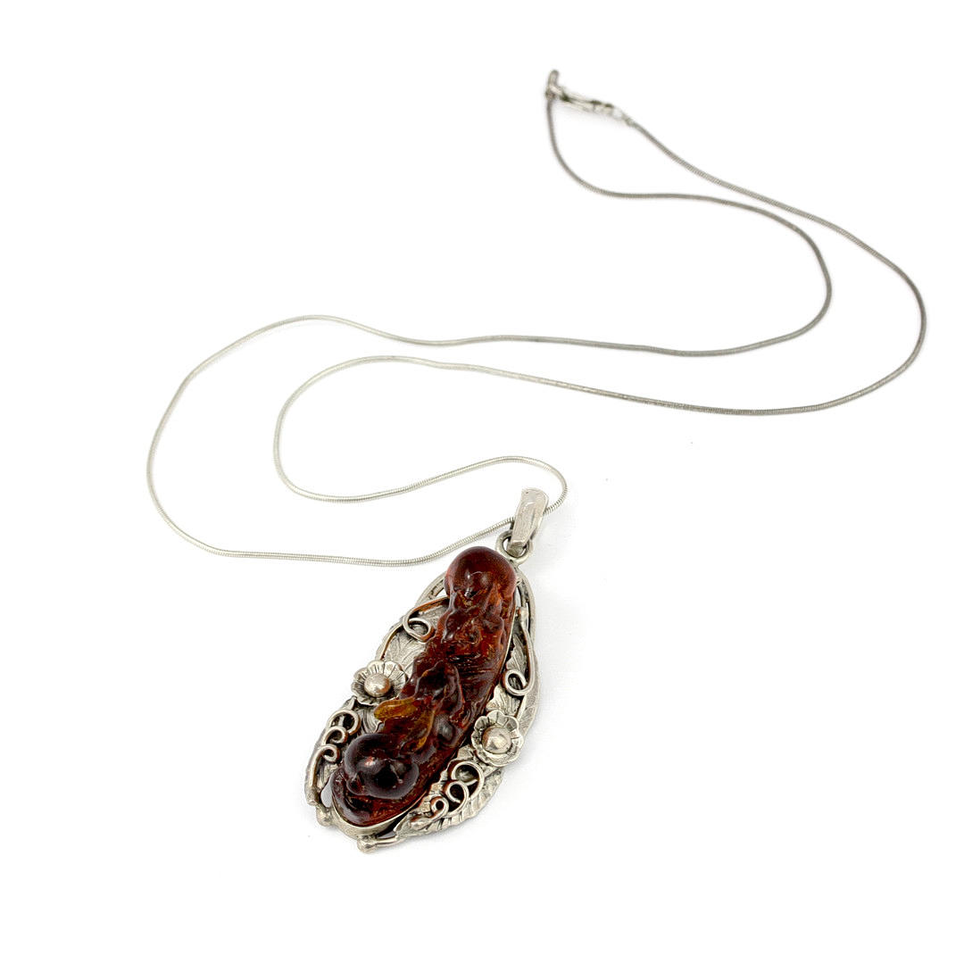 SILVER PENDANT AND CHAIN.
