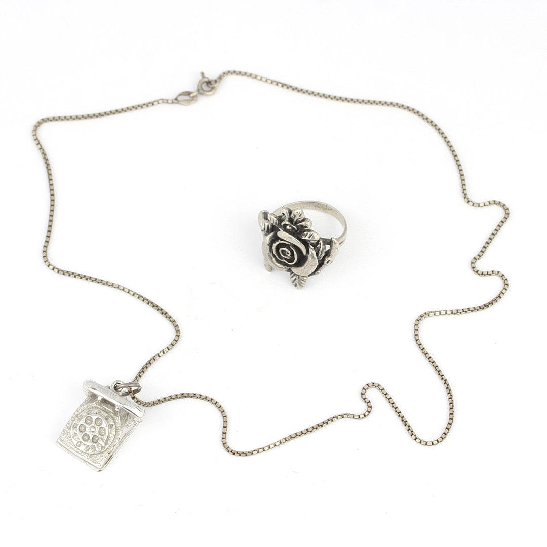 TWO SILVER JEWELLERY ITEMS.