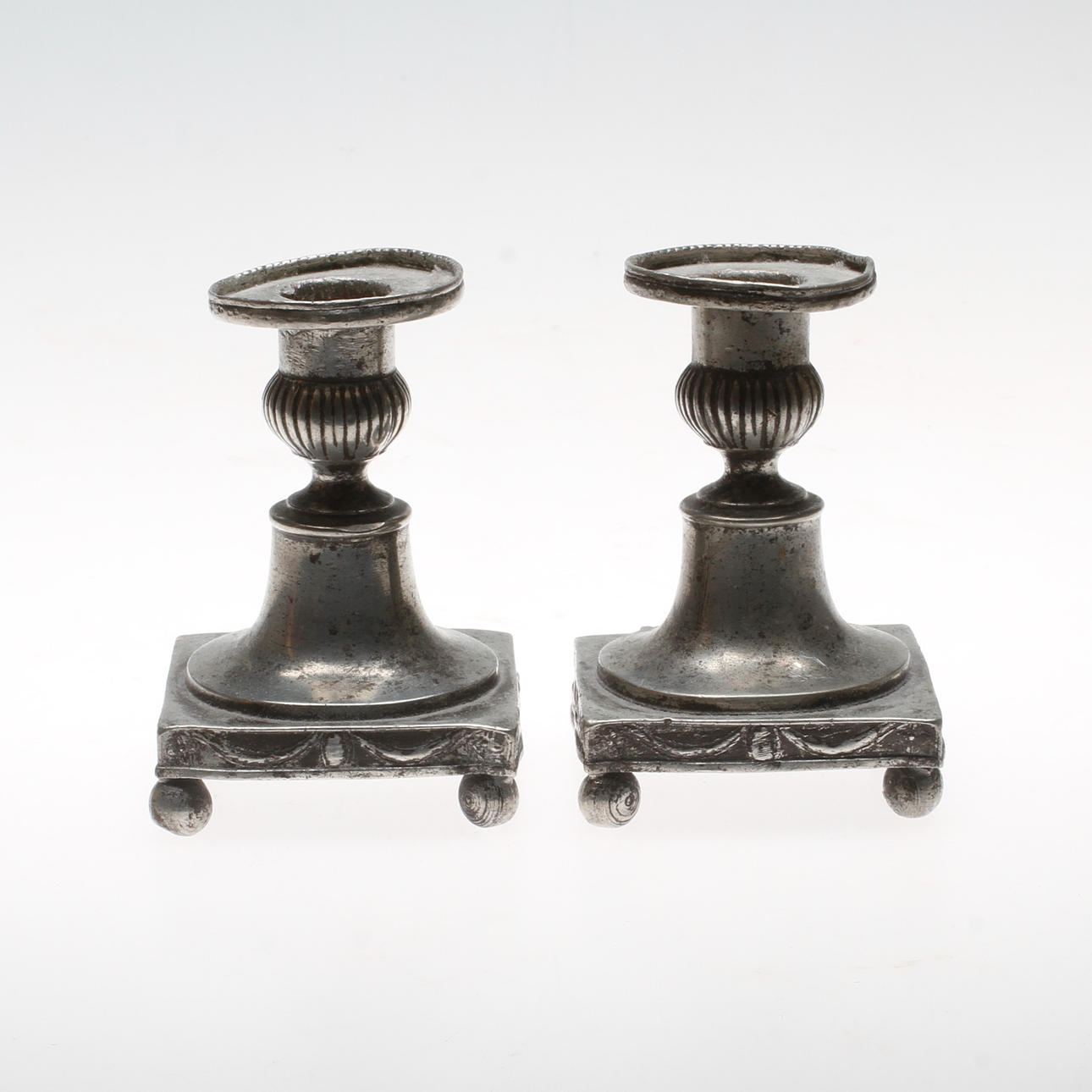 LJUSSSTAKAR, ett par, tenn, sengustavianska, omkring 1800.