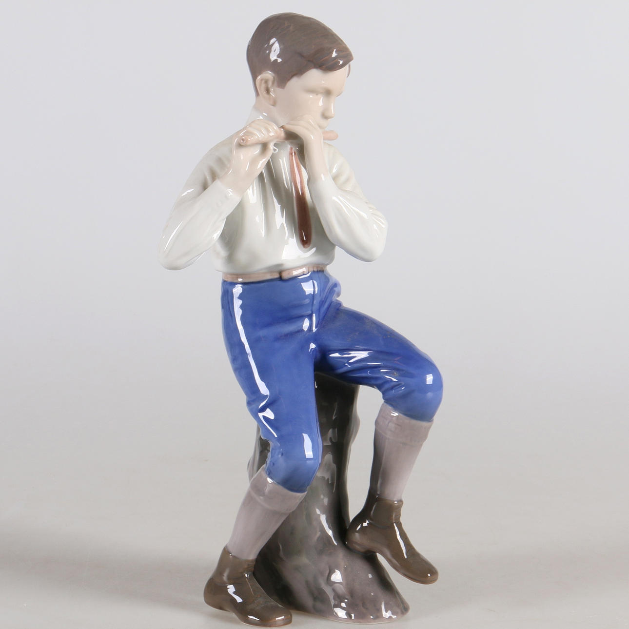 FIGURIN, porslin, pojke med flöjt, Bing och Gröndahl, Danmark, 1900-tal.