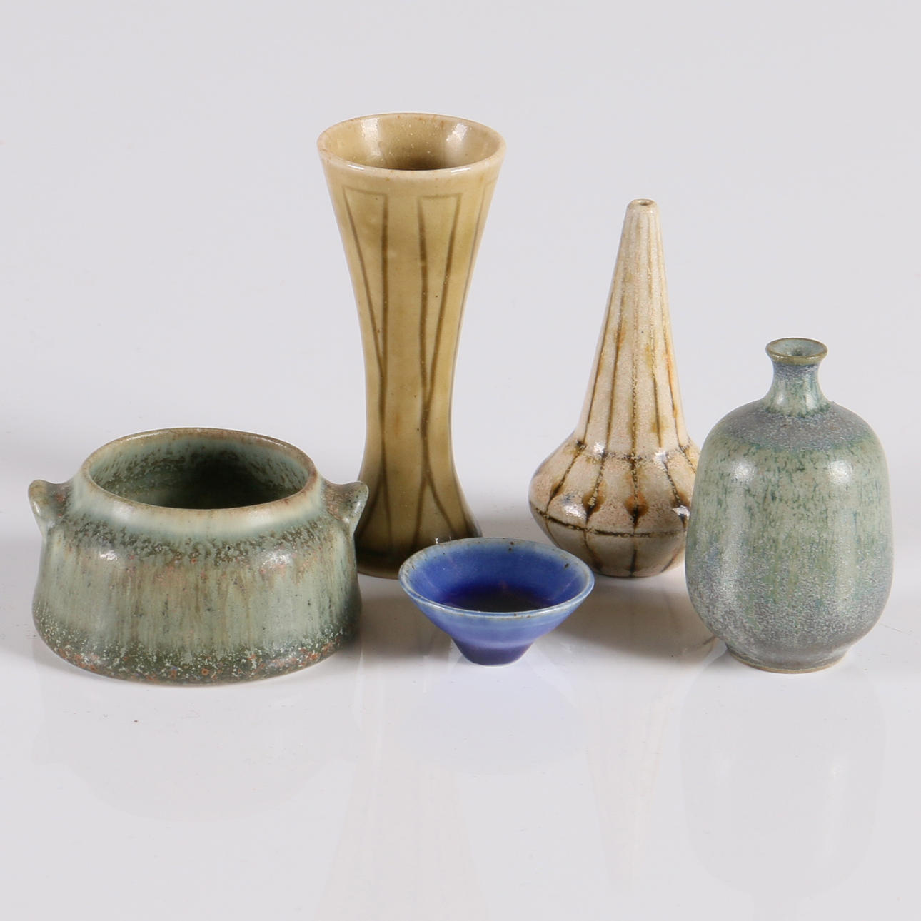 MINIATYRVASER, 5 st. Stengods, delvis, Carl Harry Stålhane, Rörstrand samt Höganäs.