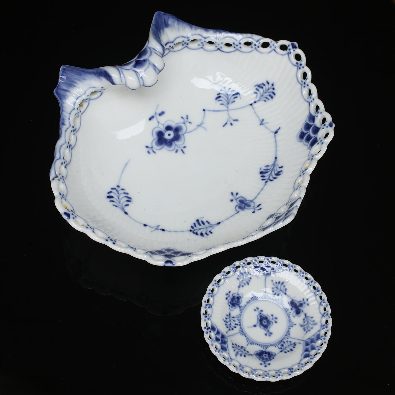 SKÅL samt FAT, porslin, Musselmalet, Royal Copenhagen, Danmark.