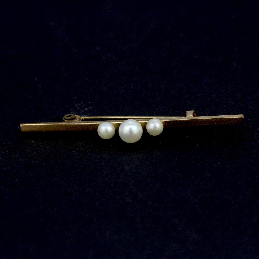 9CT GOLD PEARL BAR BROOCH.