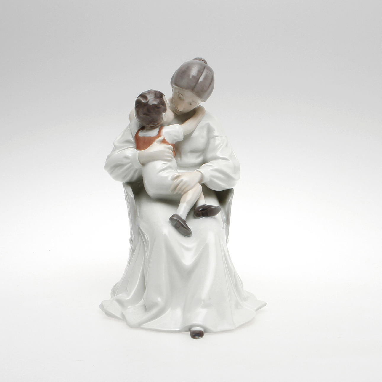 FIGURIN, porslin. Mor och barn, modellnr 1552. Bing & Gröndahl.