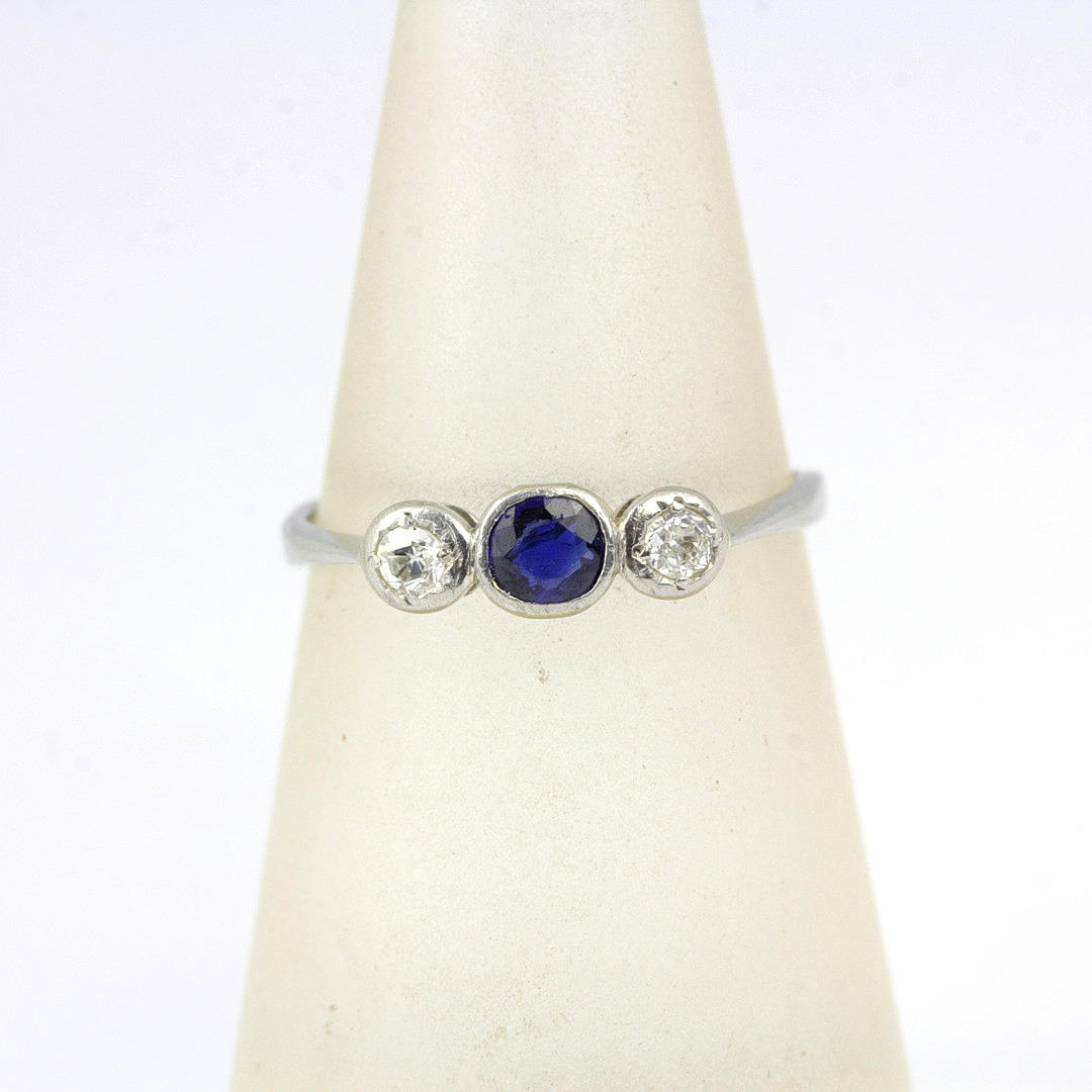 18CT SAPPHIRE & DIAMOND RING.