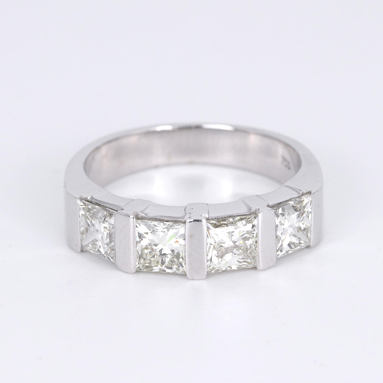 18CT 2CT PRINCESS CUT DIAMOND RING.