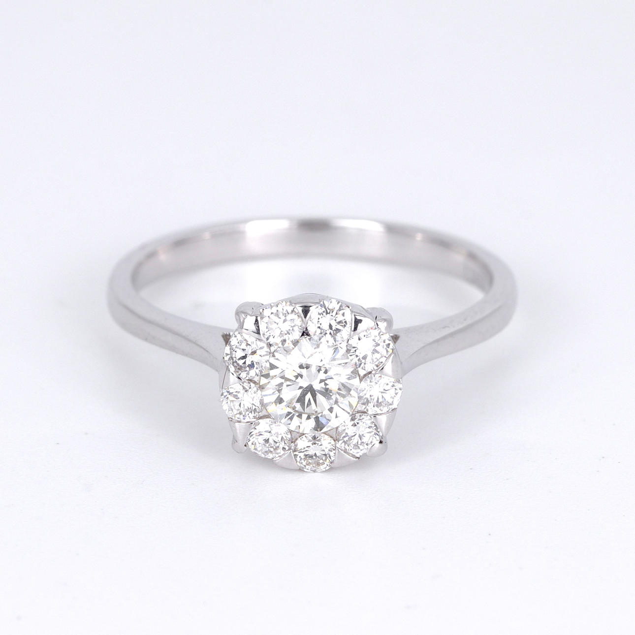 18CT GOLD DIAMOND CLUSTER RING.