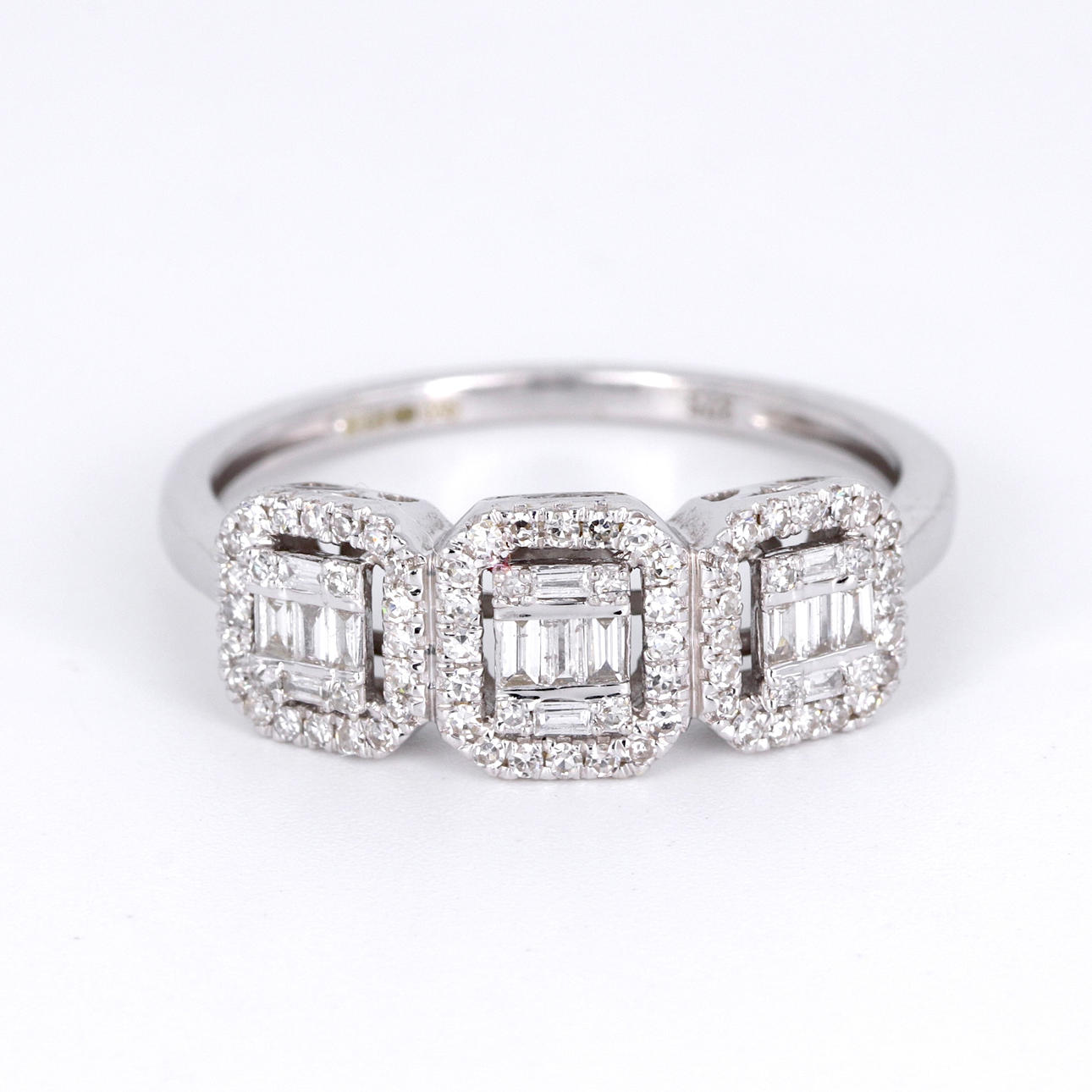 9CT GOLD DIAMOND RING.