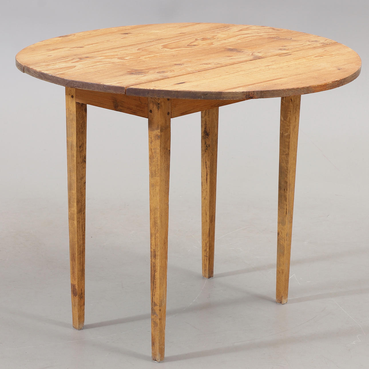 DROP-LEAF TABLE, pine, first half of the 20th century.
