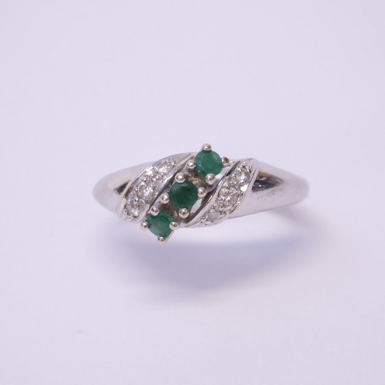 RING WITH DIAMONDS AND EMERALDS.