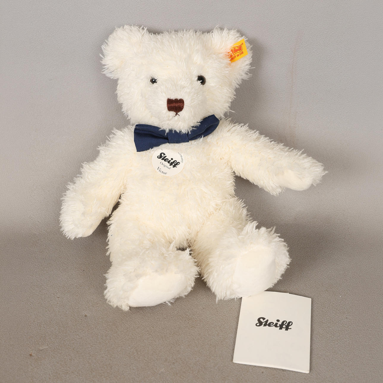 A STEIFF TEDDY BEAR 'VICTOR'.