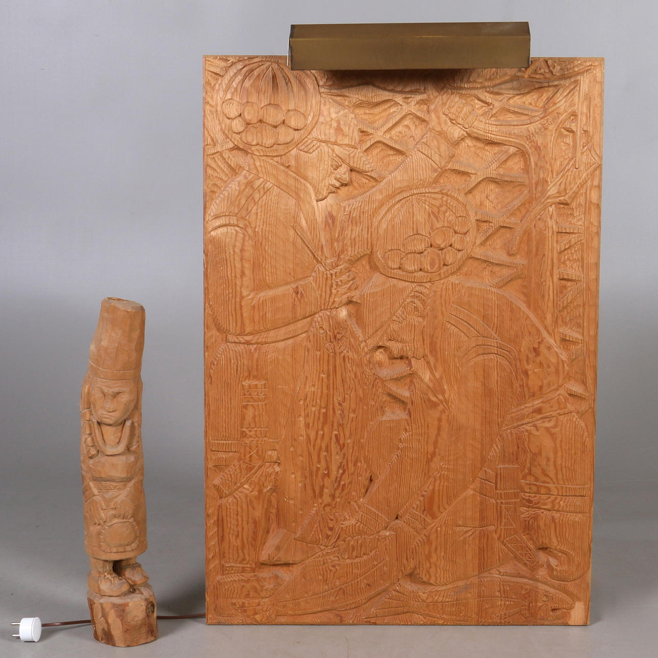 VÄGGRELIEF, samt skulptur, skuret trä, William Marklund, signerad.