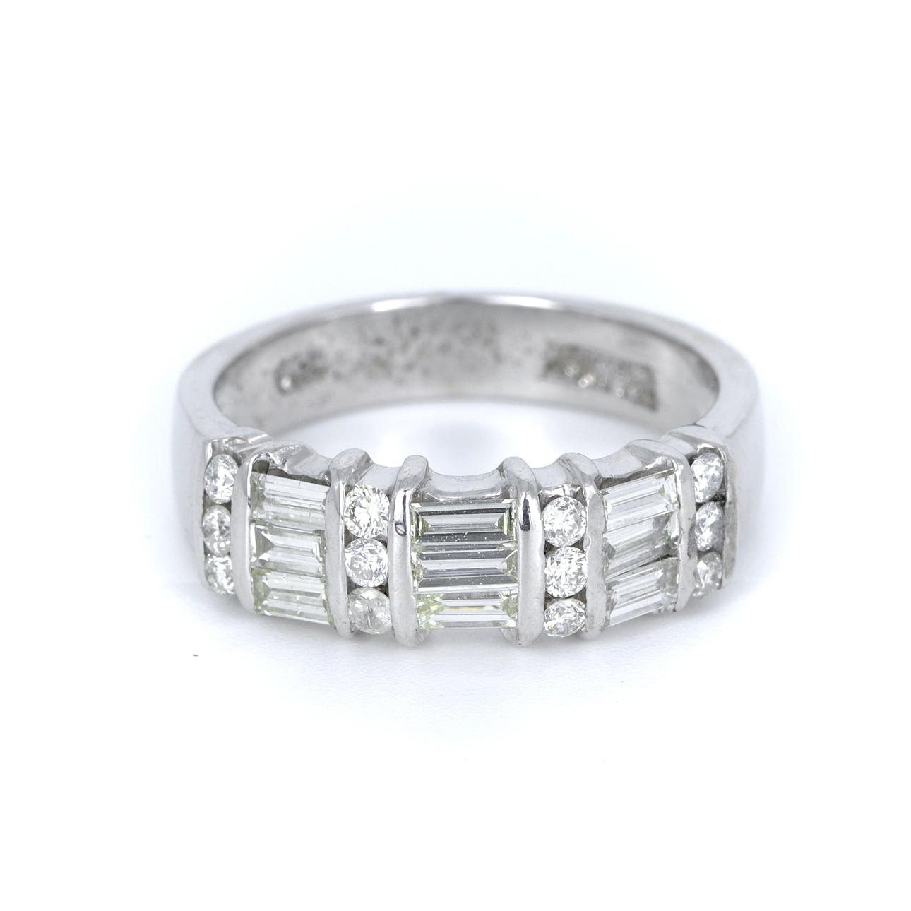 18CT GOLD DIAMOND RING (0.60CT).