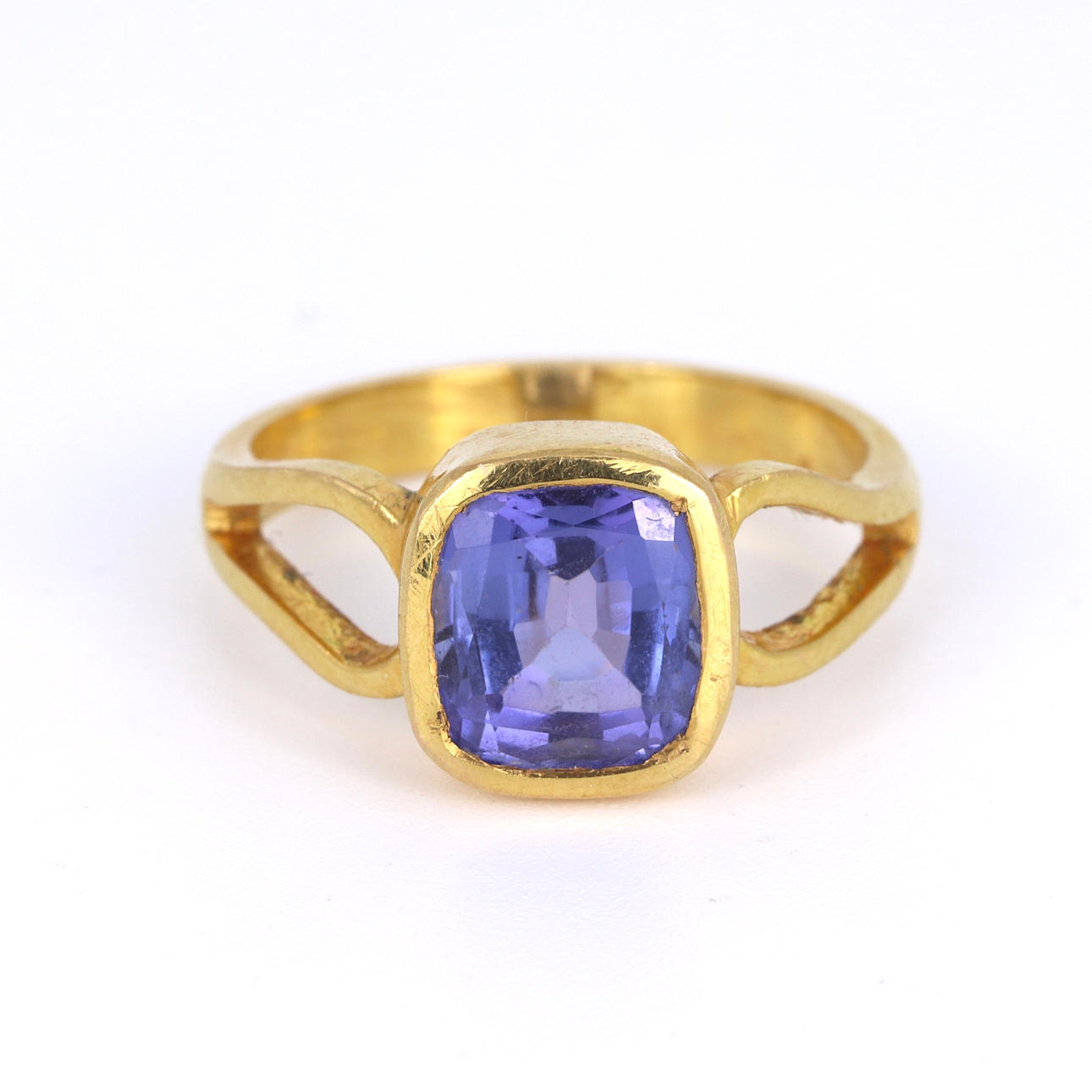 HIGH CT GOLD TANZANITE RING.