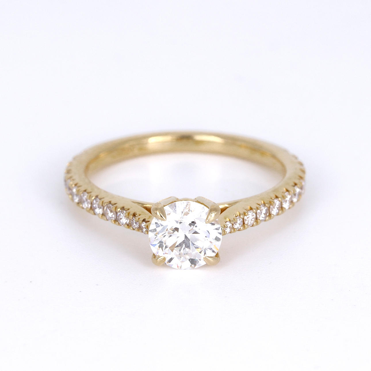 18CT GOLD DIAMOND SOLITAIRE RING.