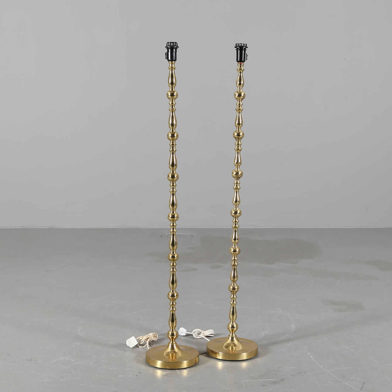 GOLVLAMPOR, ett par, mässing, Enco, 1900-talets andra hälft.