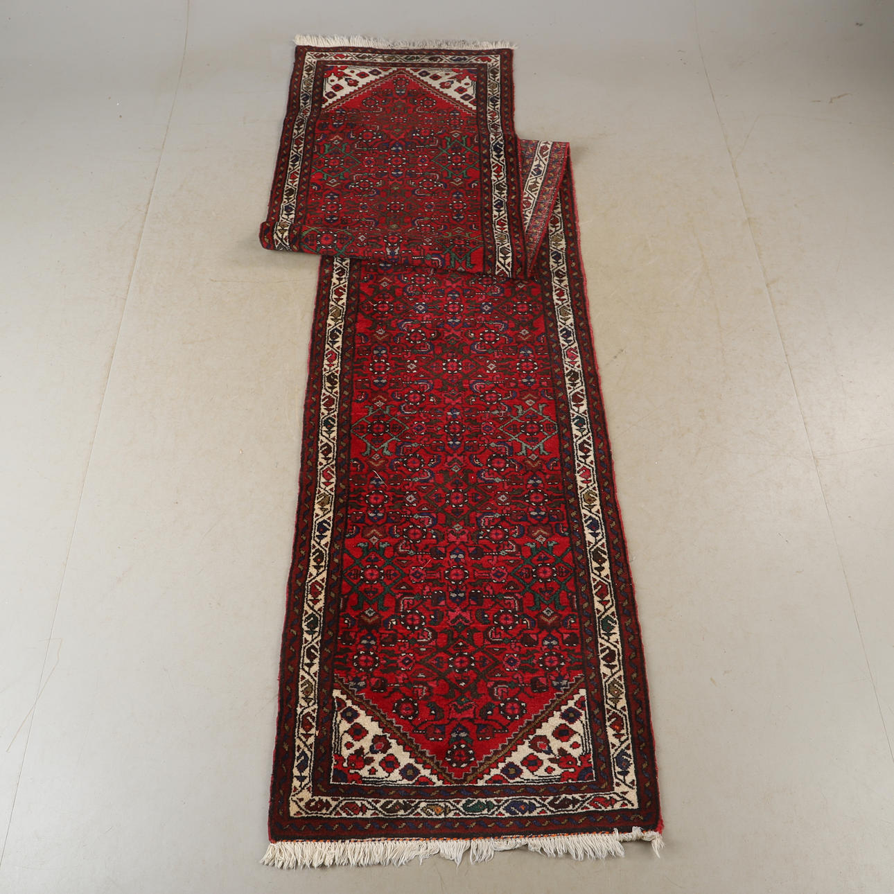 CARPET, oriental, 427 x 84 cm.