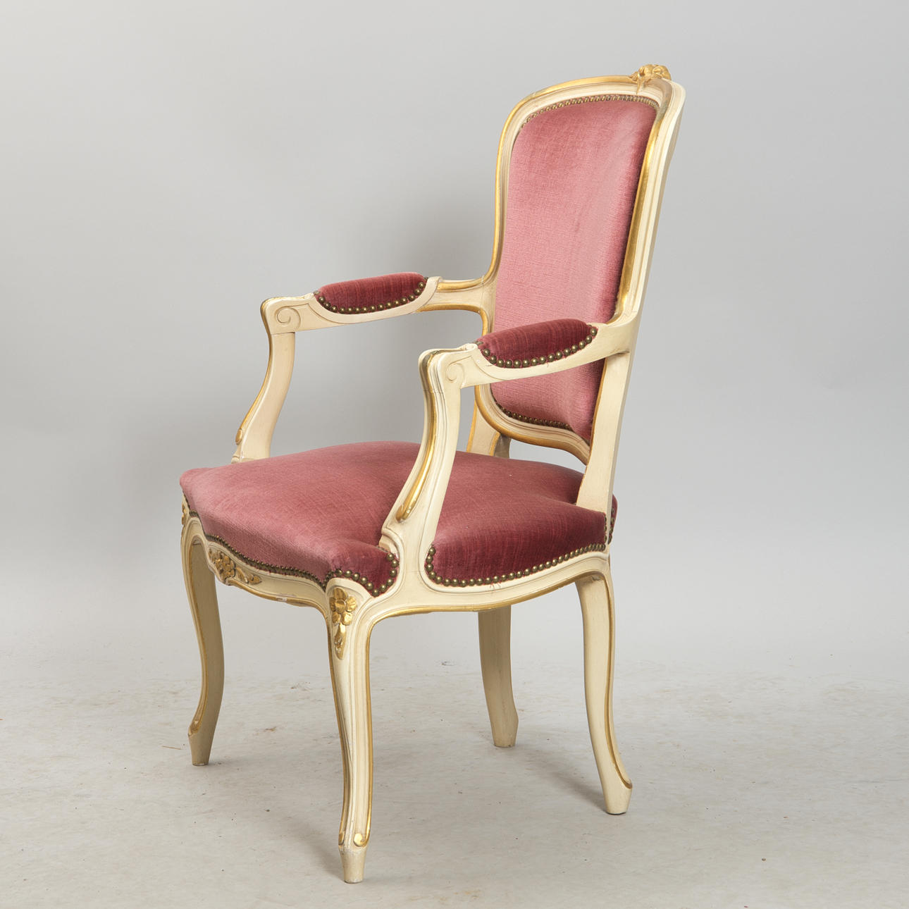 KARMSTOL, vitmålad med förgyllningar, rokokostil.