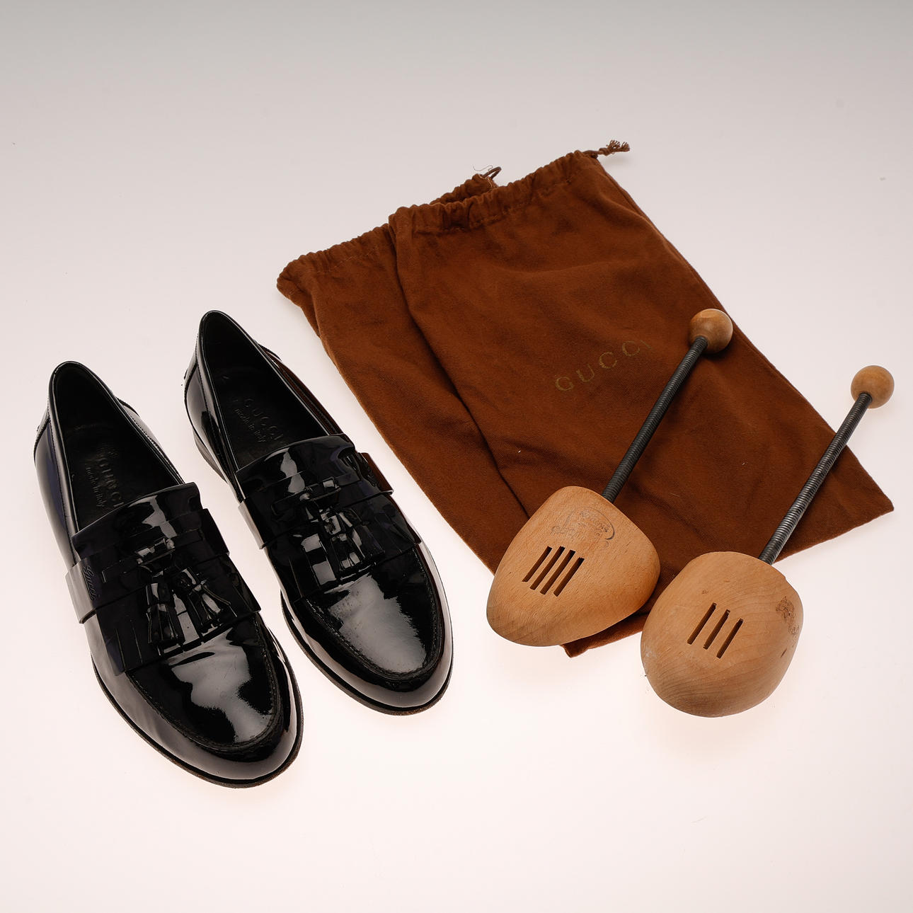 GUCCI. Loafers, svart läder, st 40 E.