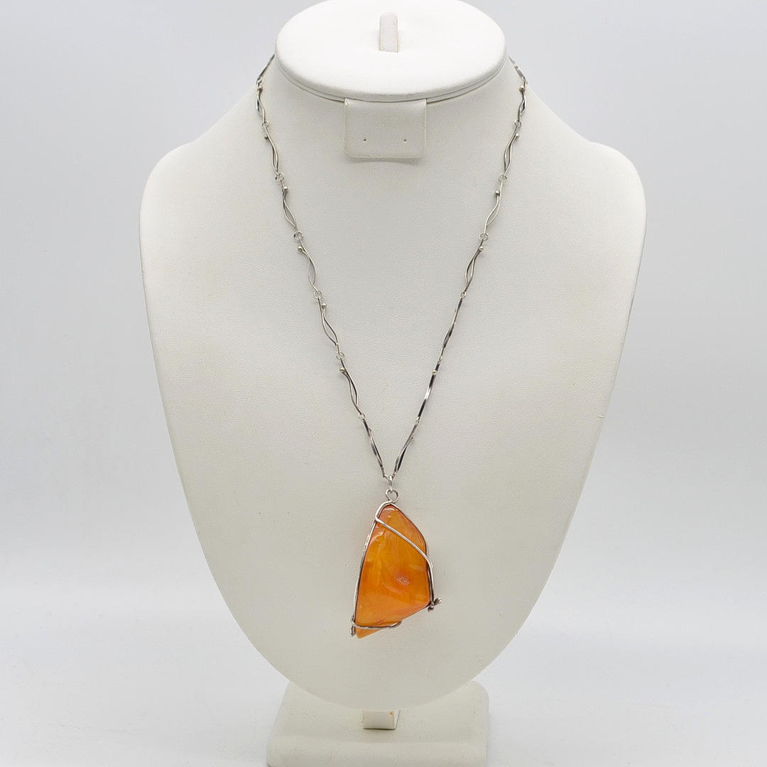 DESIGNERHALSBAND MED STOR BÄRNSTEN, HANDGJORD INFATTNING OCH KEDJA I 835 SILVER, 1900-TAL