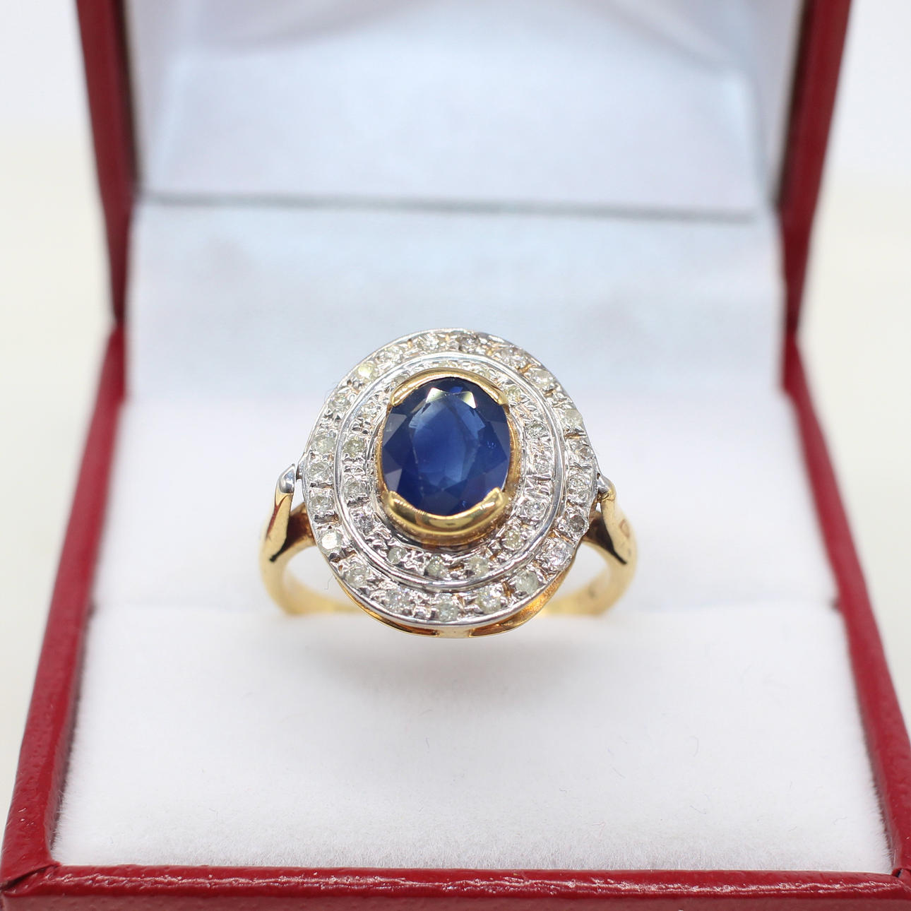 SAPPHIRE & DIAMOND CLUSTER RING.