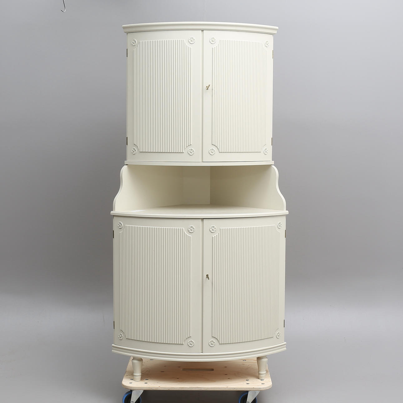 HÖRNSKÅP, gustaviansk stil, 1900-tal.