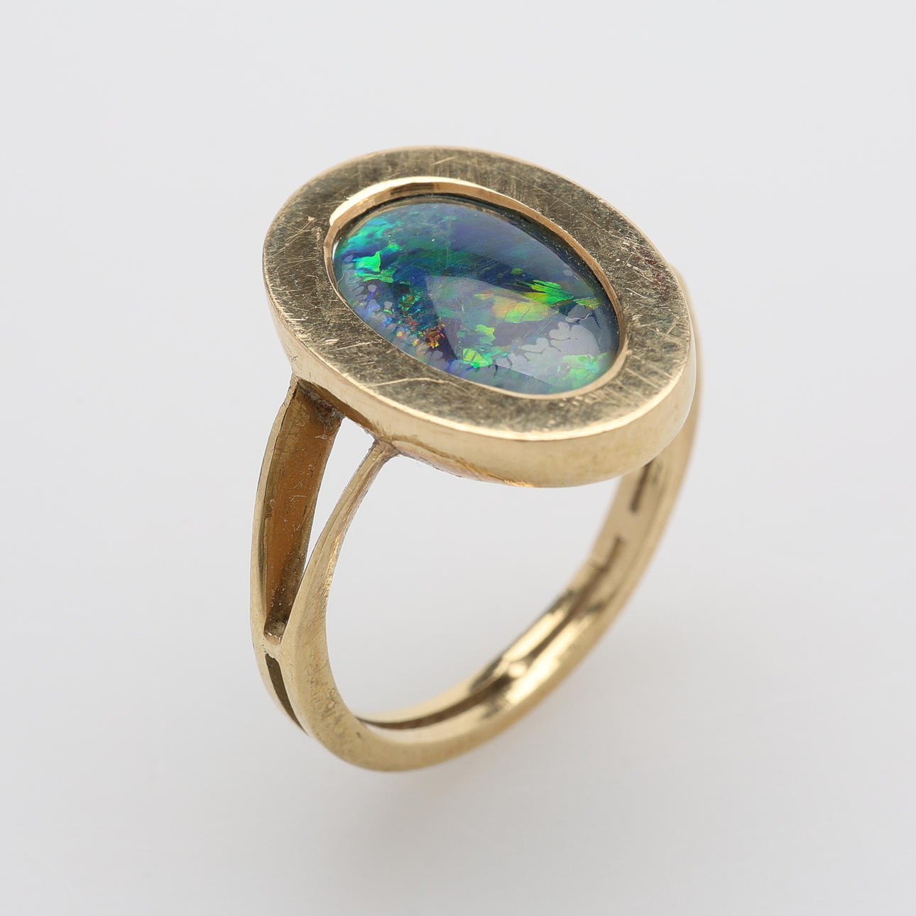 RING, 18K GOLD & AUSTRALIAN OPAL, TOTAL APPROXIMATELY 4.4 GRAMS.
