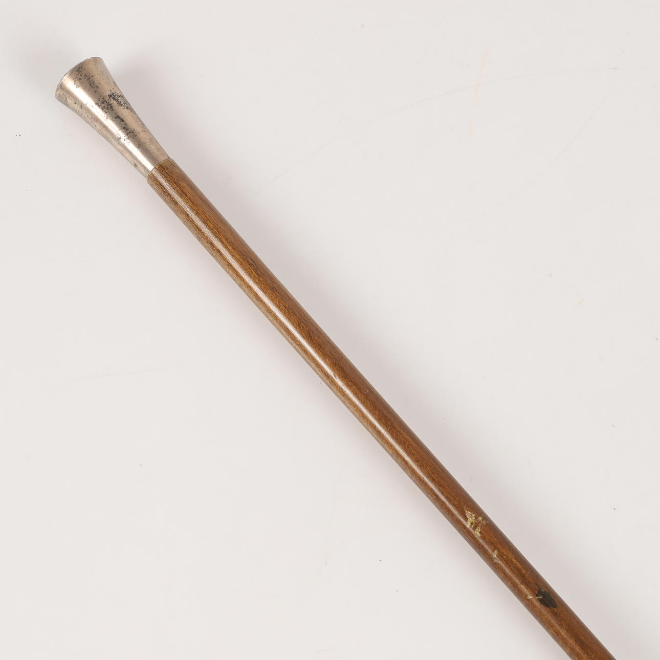 PROMENADKÄPP, trä med silverknopp, 1964.