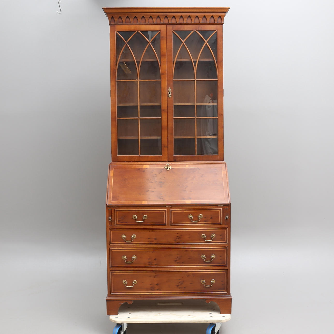 SKRIVSKÅP, engelsk stil, 1900-talets andra hälft.