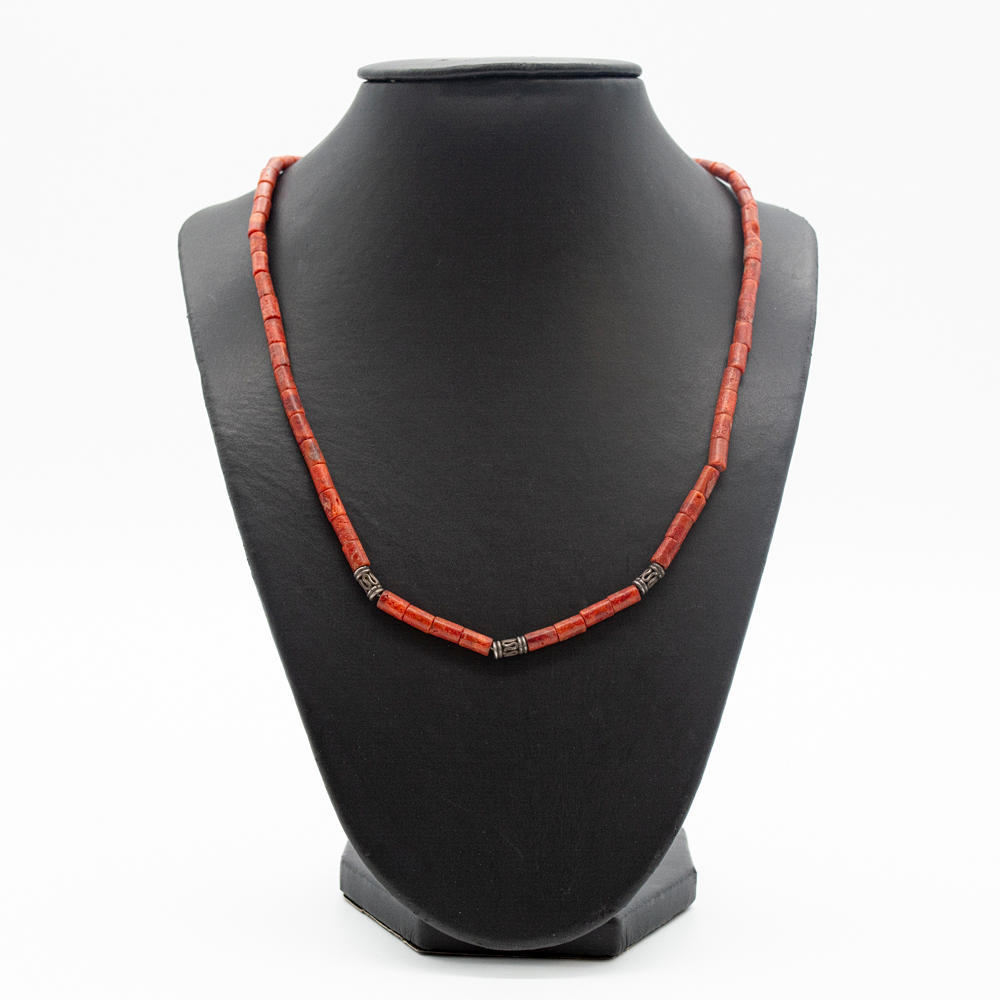 COLLIER AV RÖD KORALL MED DEKORERADE ELEMENT I SILVER, SILVERHAKLÅS, STÄMPLAT 925 SILVER