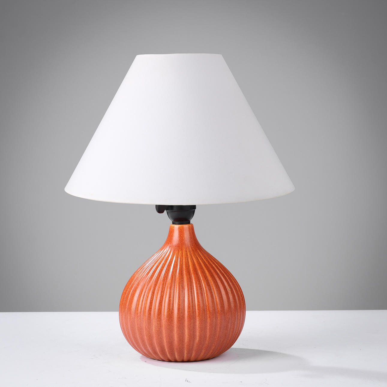MICHAEL ANDERSEN & SØN. Teardrop-shaped table lamp in orange glazed ceramic with fluting, Bornholm, Denmark, 1940s/50s.