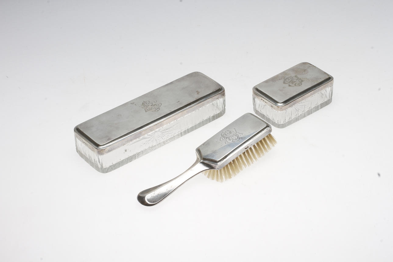 TOALETTUPPSATS, 3 delar, glas och silver, GAB, Stockholm 1912-1913.