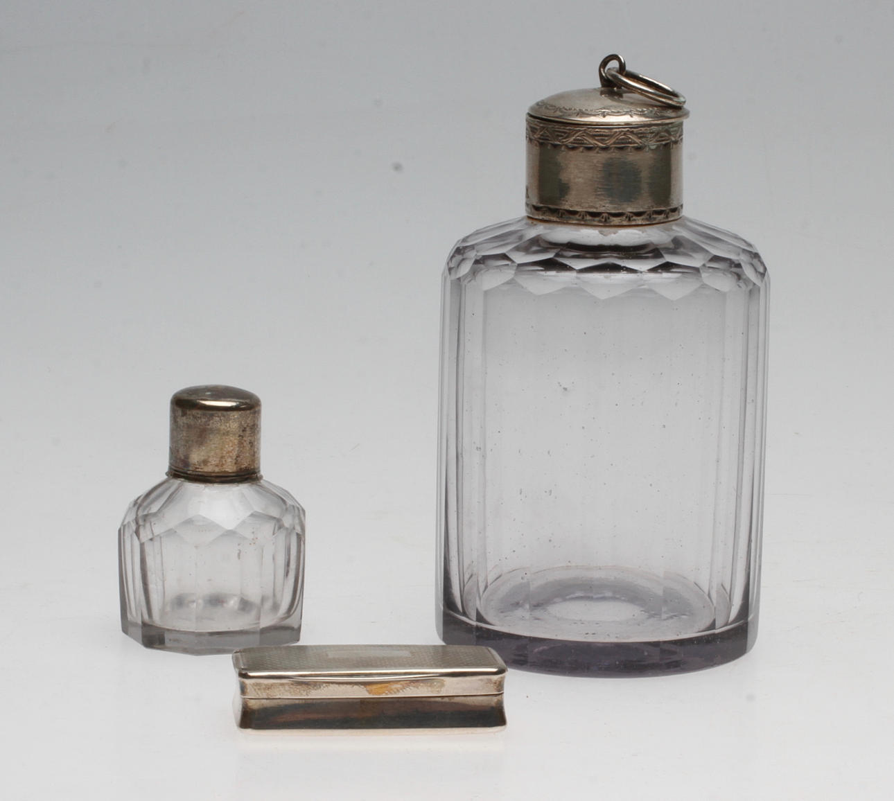 FLASKOR, 2 st, glas och silver, beslag av bland annat Fredrik Petersson Ström(1765-1806) samt DOSA, Lars Larsson, Göteborg.