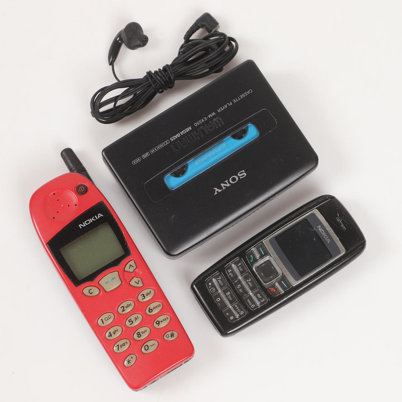 KASSETTSPELARE SAMT MOBILER, Sony samt Nokia.