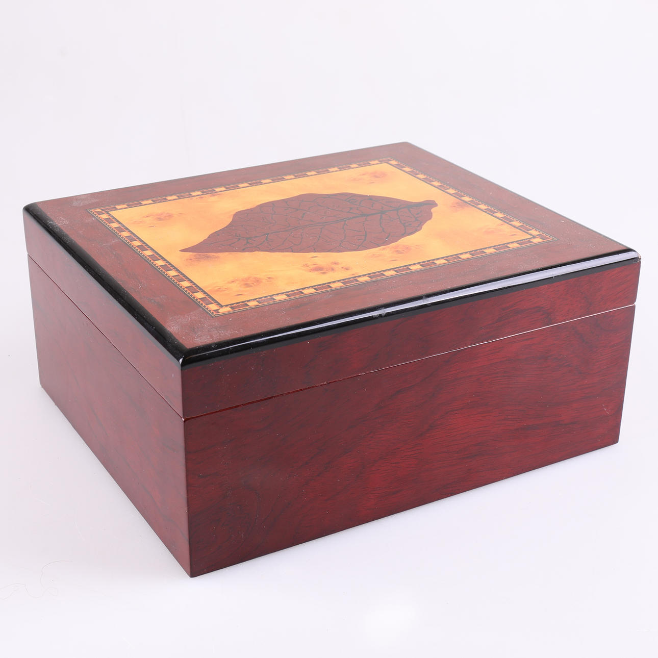 HUMIDOR, cigar box.