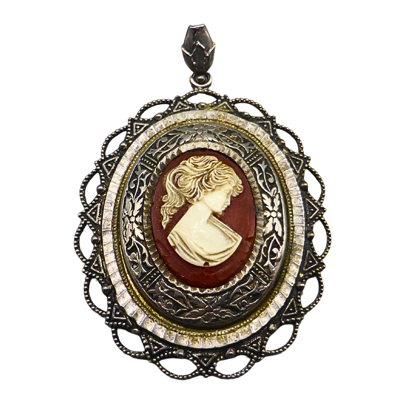 CAMEO PENDANT WITH FEMALE PROFILE.