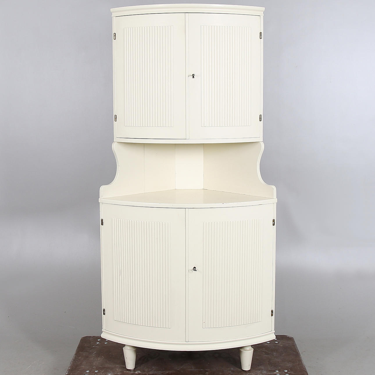 HÖRNSKÅP, gustaviansk stil, 1900-tal.