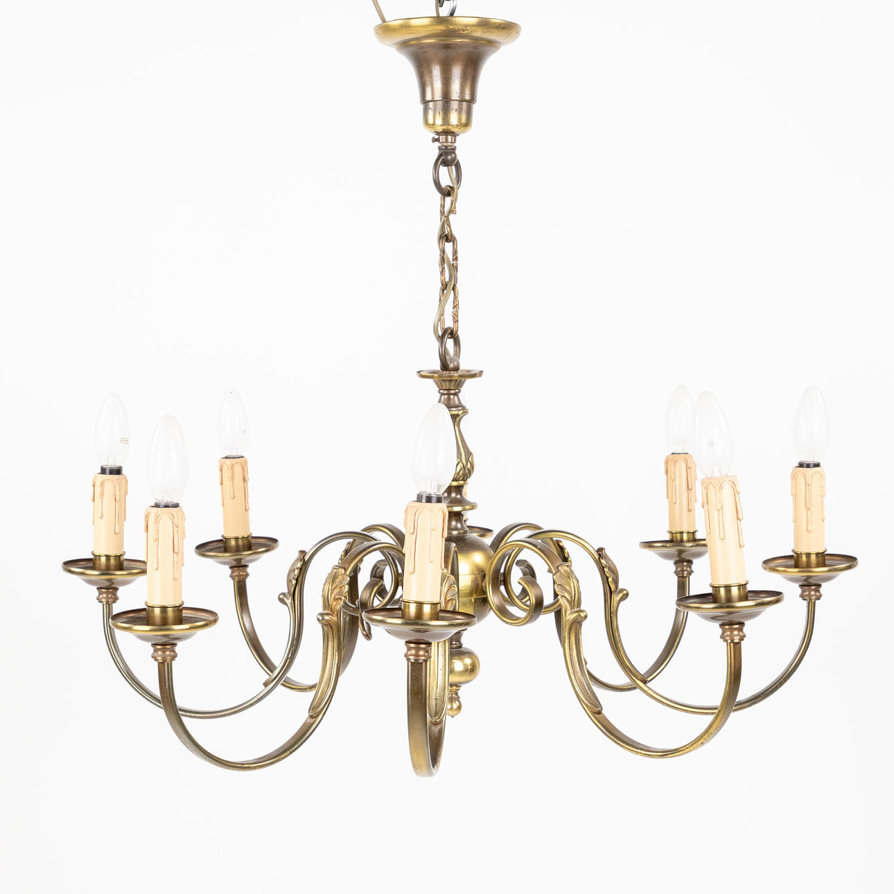 CHANDELIER. Gilt metal, eight-armed.