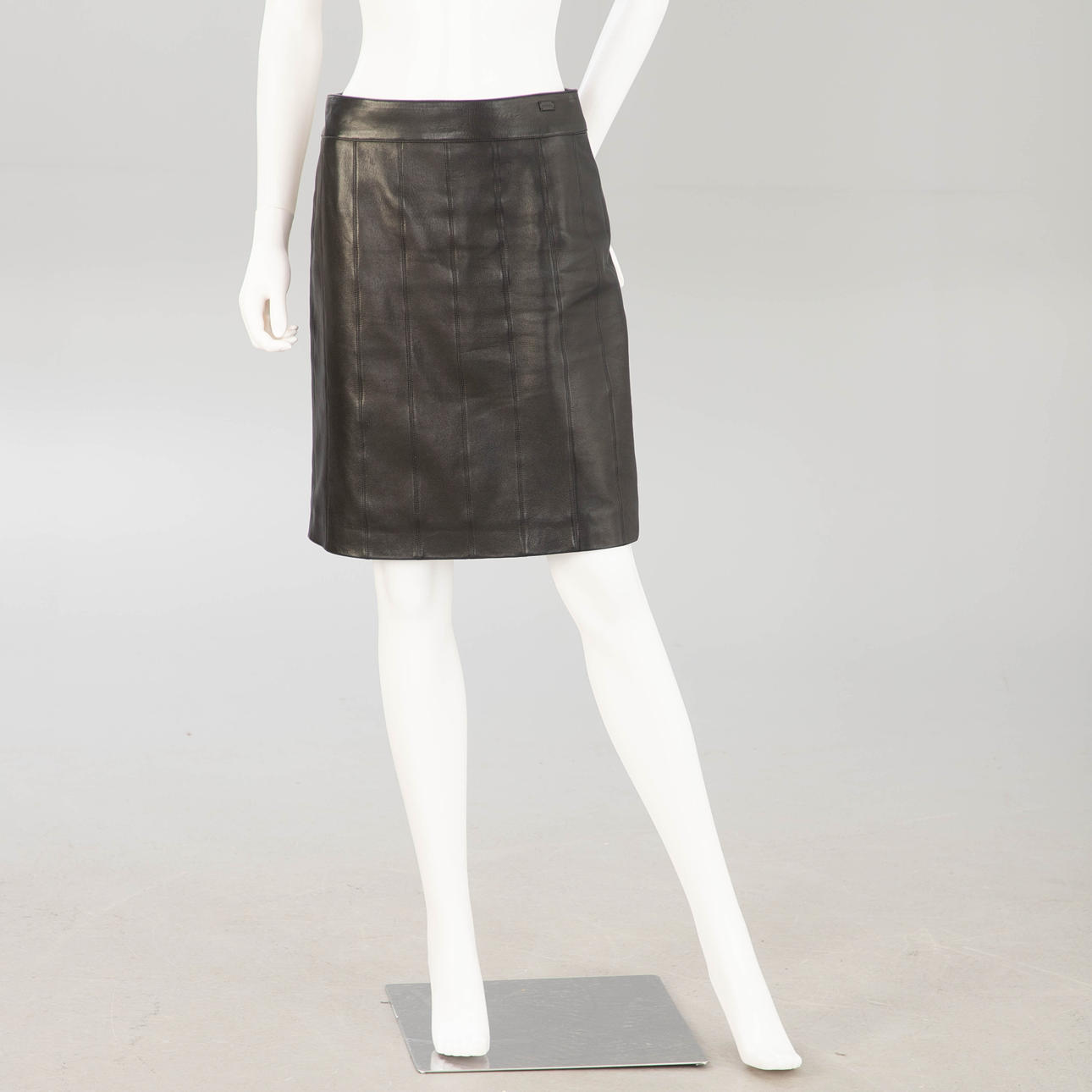 CHANEL. Leather skirt, FR 40.