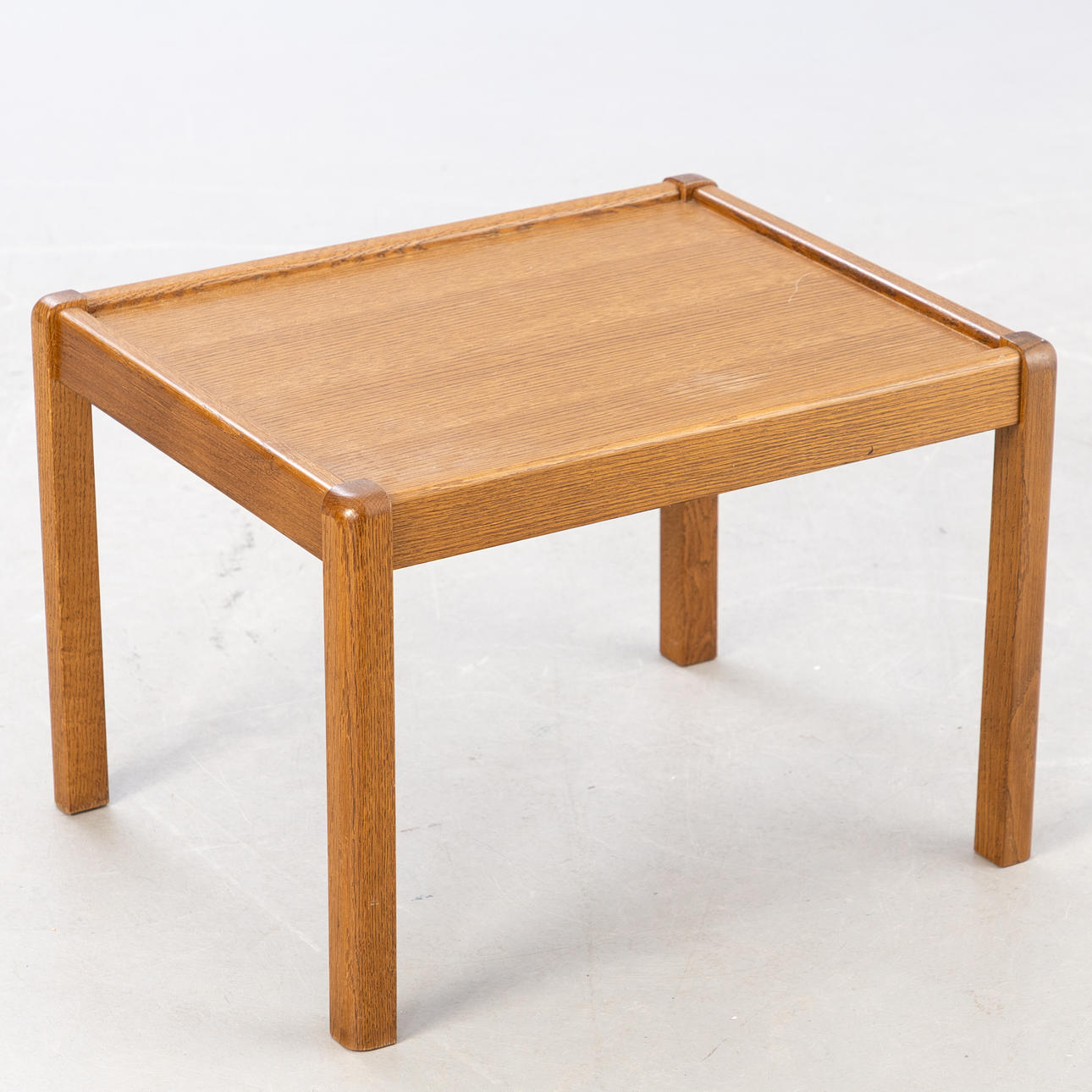 Small side table in oak.