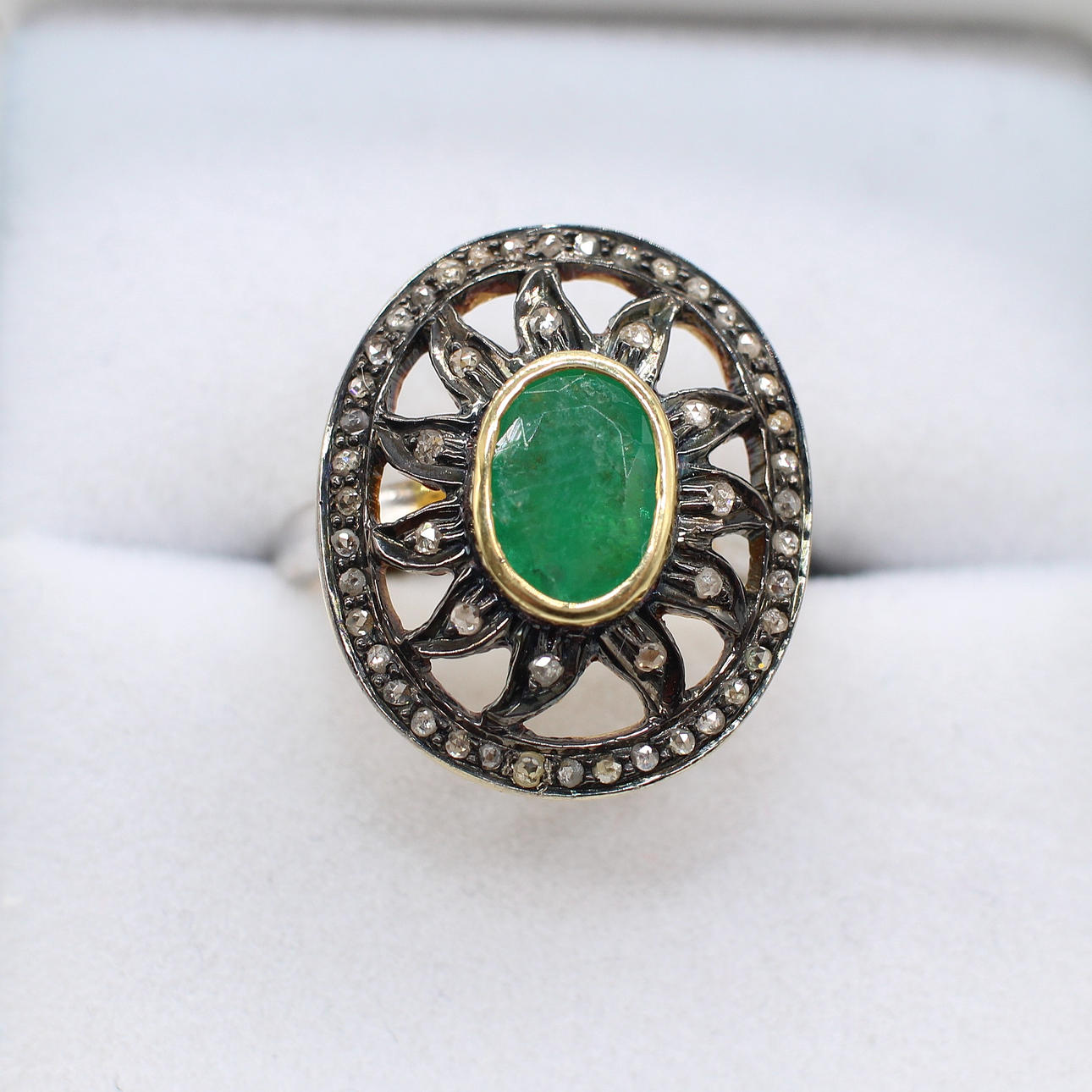 EMERALD & DIAMOND RING.