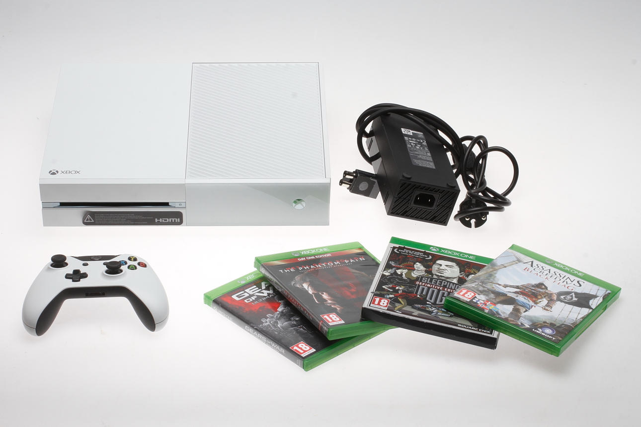 SPEKONSOL, 1 handkontroll, 4 spel, XBOX ONE.