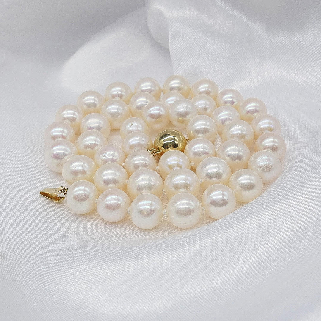 PEARL NECKLACE WITH GOLD CLASP.