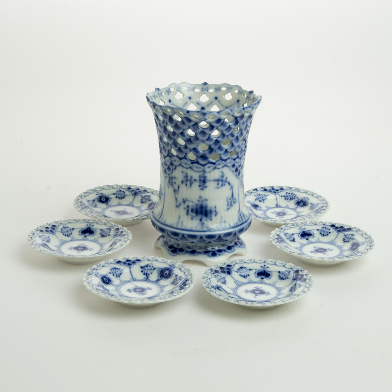 VAS SAMT ASKFAT, 7 delar, "Musselmalet", helblond, Royal Copenhagen.