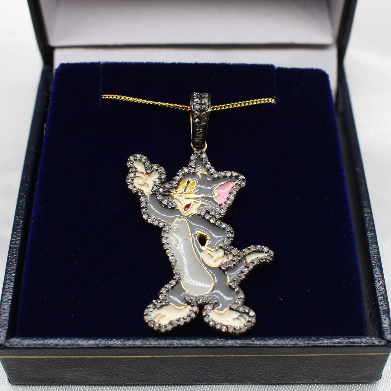 TOMCAT DIAMOND & GOLD PENDANT NECKLACE.
