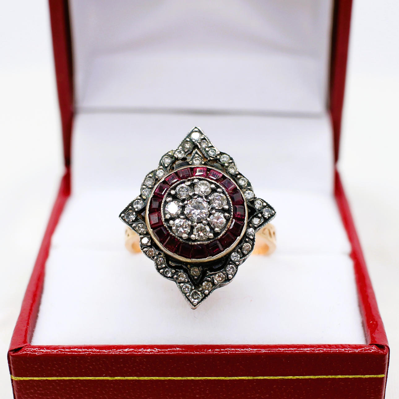 RUBY & DIAMOND RING.