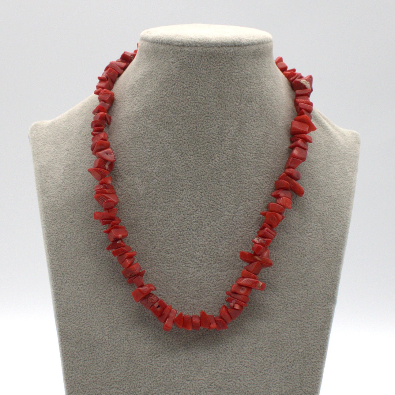 NATURAL CORAL CHIP NECKLACE.