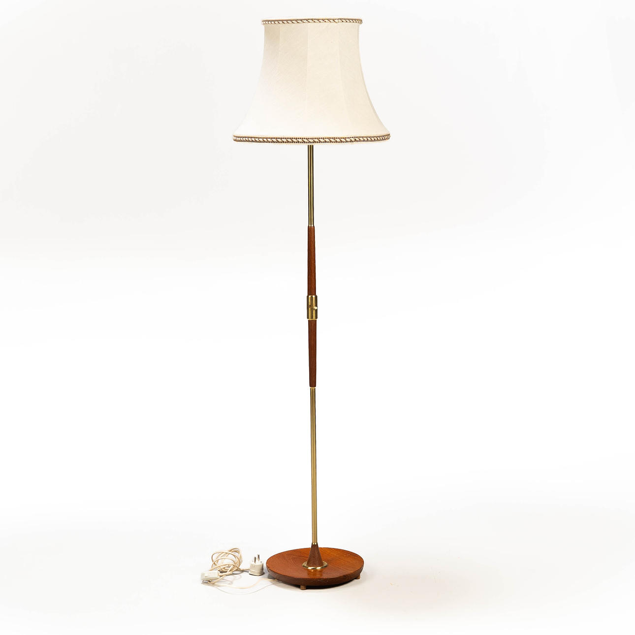 FLOOR LAMP, teak, brass, 1950s/60s.